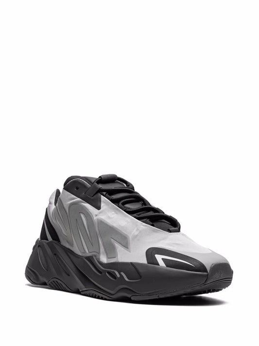 700 Mnvn Metallic Sneakers
