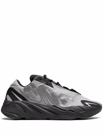 700 Mnvn Metallic Sneakers